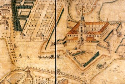 Plan Wiedemanna z 1762 roku, fragment. Po lewej stronie zamku widoczne ogrody pałacu letniego z flankującymi wejście kordegardami. W miejscu jednej z nich stoi dziś dworek Karola Pr&eacute;vota. Nieco dalej, na wysokości mniej więcej środkowych parter&oacute;w wodnych, znajduje się Pałacyk Burgallera. Plan ze zbior&oacute;w Muzeum Okręgowego w Rzeszowie